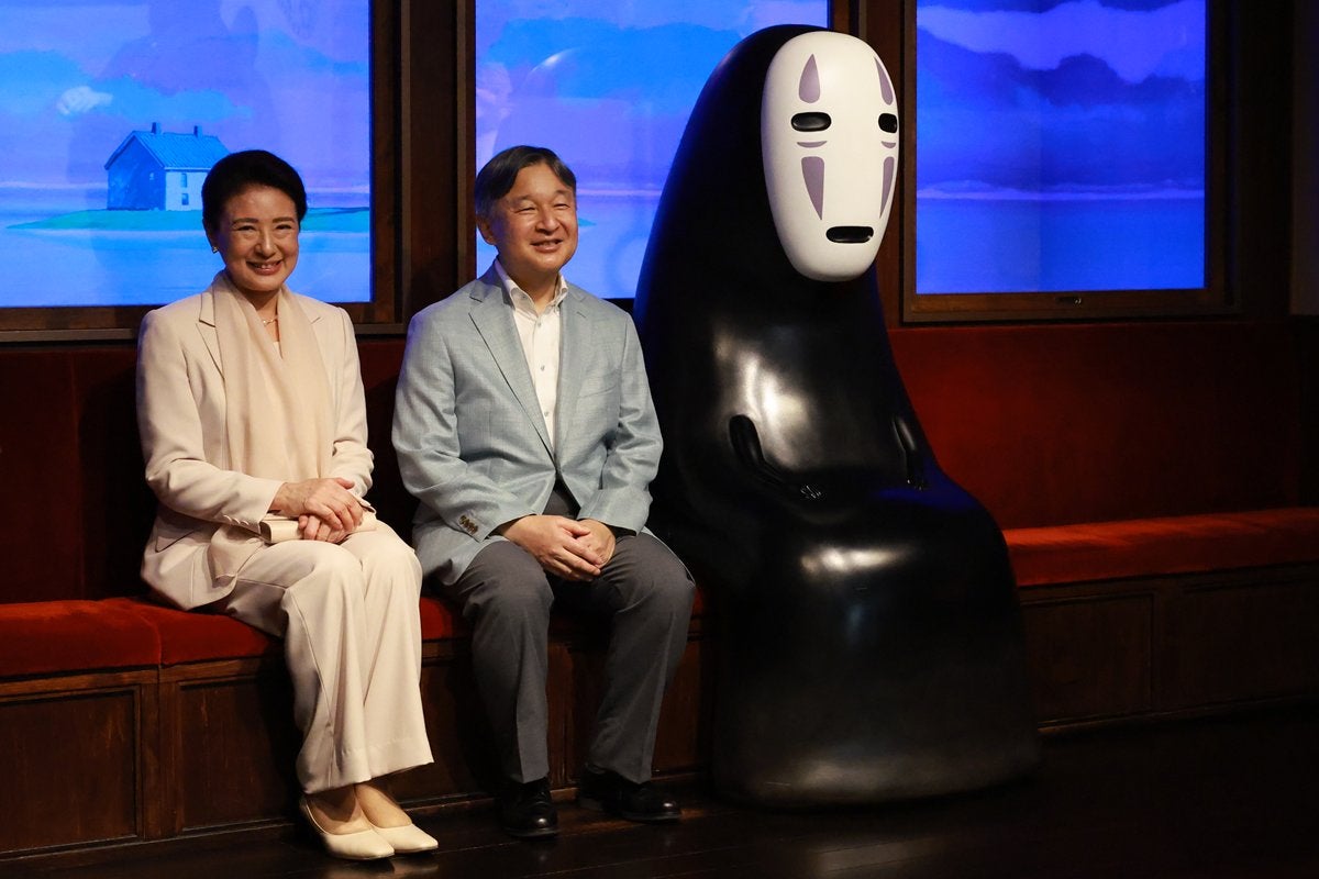 《陛下のスマホでご撮影》雅子さま『千と千尋の神隠し』カオナシ、『となりのトトロ』ネコバスと3ショットを