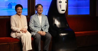 《陛下のスマホでご撮影》雅子さま『千と千尋の神隠し』カオナシ、『となりのトトロ』ネコバスと3ショットを