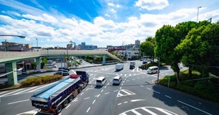 東京駅から新大阪駅まで、妻は安いから車で行きたいといいます。私は疲労したくないので新幹線がいいのですが、どのくらい金額が変わりますか？