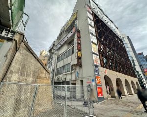 高田馬場｢駅前不法占拠｣がついに解体。“謎の激シブ店舗群”が現在は｢ただの壁｣に…むしろ「なぜ令和まで生き残れたのか」背景に迫る