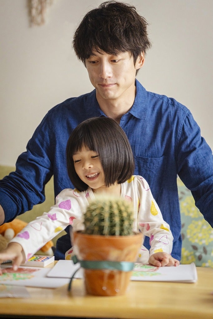 坂口健太郎主演×中野量太監督「私はあなたを知らない、」愛おしい“家族の時間”を捉えた新場面写真を披露