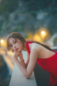 乃木坂46・梅澤美波「ロマンチックなムードがお気に入り」2nd写真集『透明な覚悟』艶やかな赤ドレスカット解禁