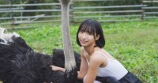 “ダチョウものまね”でバズった美女、キュートな水着姿もデジタル写真集リリース