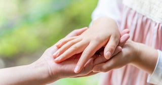 二人でやれば心地よさ倍増。幸せホルモンあふれる「ペアハンドマッサージ」にトライ！
