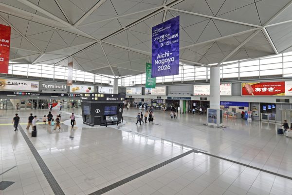 中部国際空港、アクセスプラザをリニューアル中央にタワー型案内サインを設置