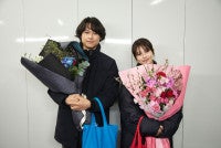 松村北斗＆今田美桜が晴れやかな笑顔！ 『白鳥とコウモリ』キャスト陣のクランクアップ写真解禁