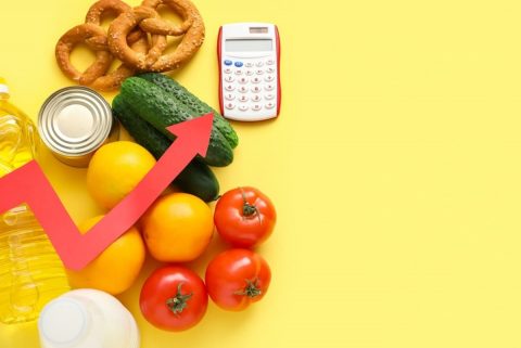 1ヶ月の食費がついに「15万円」超え…。夫は「食べ盛りの子どもが2人もいるから仕方ない」と言いますが、同じ4人家族のママ友の家は「10万円以下に抑えている」とのこと。わが家は使いすぎなのでしょうか？