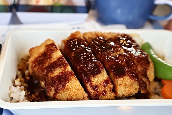 チャイナエアライン、機内食に矢場とんの「みそかつ」期間限定で提供