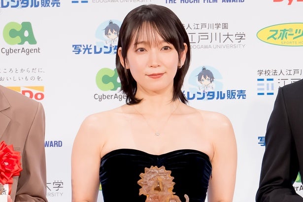 吉岡里帆、助演女優賞受賞涙ながらにこれまでの葛藤や横浜流星への感謝を語る＜第49回「報知映画賞」＞