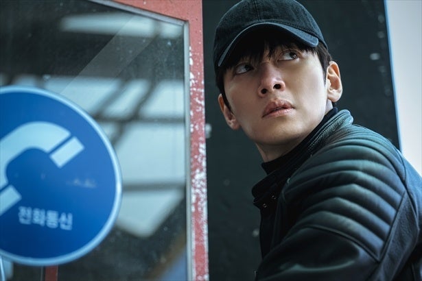 「どうやって撮影したの!?」チ・チャンウク史上“最上級アクション”てんこ盛り展開に視聴者騒然ド・ギョンスの殺陣も光る＜捏造された都市＞