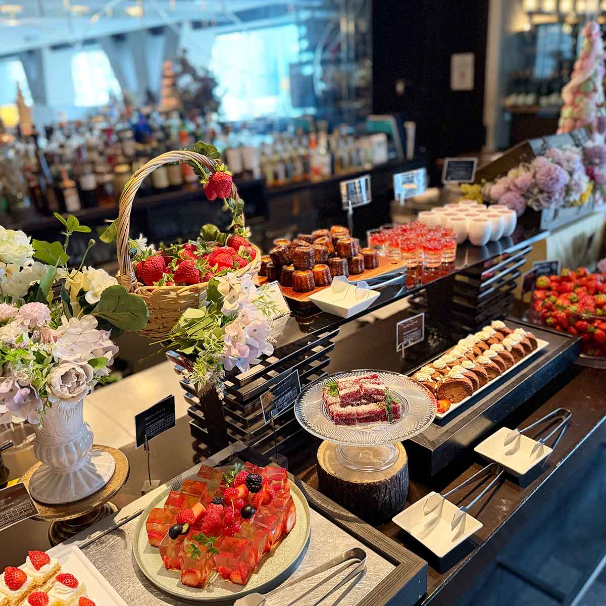 東京駅真上のイタリアンビュッフェは、景色もおいしさも別格！生いちご、いちごスイーツ、ローストビーフ、焼きたてピッツァも