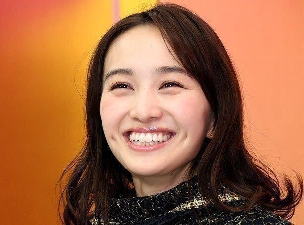 「本当に魔法だ」…ももクロ・百田夏菜子、フード付きコーデでキュートな笑顔姿に「世界一かわいい」の声
