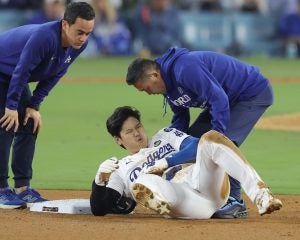 「右手一本でも…」左肩亜脱臼の大谷翔平がWS強行出場。日米ファンが示した異なる反応