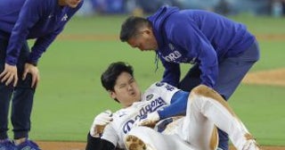 「右手一本でも…」左肩亜脱臼の大谷翔平がWS強行出場。日米ファンが示した異なる反応