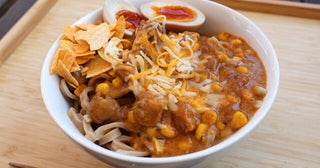 【豚ラーメン用極太麺の激辛カレーまぜそば】セブンで話題の極太生麺と激辛チキンカレーを使って激ウマパワフルまぜそばが大完成！＜野島慎一郎のバカレシピ＞