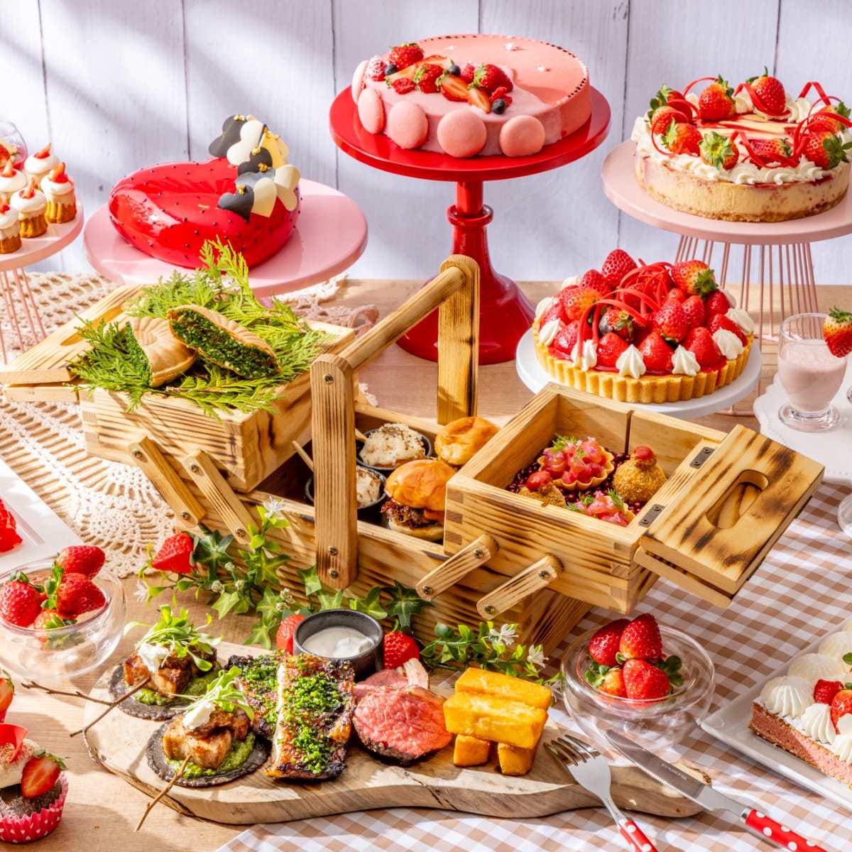 ヒルトン東京「ミートアフタヌーンティーwithストロベリースイーツビュッフェ」。お肉が主役のセイボリーと10種のいちごスイーツ