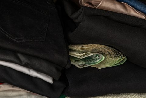祖父の遺品整理をしていたところ、押し入れから現金「500万円」を発見。家族は“申告しなくても分からない”と言いますが、相続トラブルにつながりますよね？