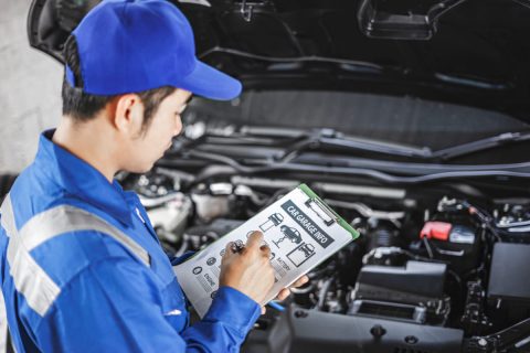車検15万円を「ディーラーに出す」と言い張る夫と口論に！ 「他でやれば安く済む」と言っても「安心料だ」と聞きません…。本当にディーラーじゃないとダメなのでしょうか？
