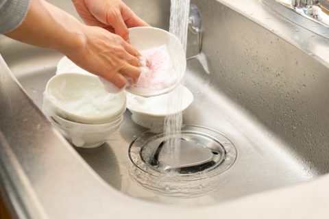 夫が洗い物の際「汚れがよく落ちるから」と毎回“お湯”を使うけど、光熱費が気になる！「1回10分×3回」だと、水道代とガス代はいくらかかりますか？「水だけの場合」と比較