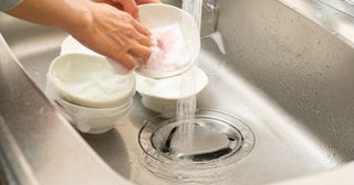 夫が洗い物の際「汚れがよく落ちるから」と毎回“お湯”を使うけど、光熱費が気になる！「1回10分×3回」だと、水道代とガス代はいくらかかりますか？「水だけの場合」と比較