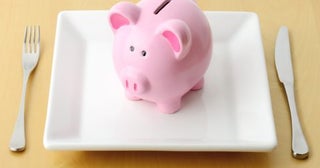 1人暮らしの友人の食費は月に「3万円」だそうです。私は「5万円」なのですが、使いすぎですか？