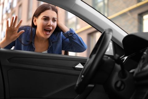 ドライブ先で鍵を車内に閉じ込めてしまい、知人に「JAFを呼べばいい」と言われました。こうしたトラブルは保険だけでも対応できる気がするのですが、JAFのほうが使いやすい場面もあるのでしょうか？
