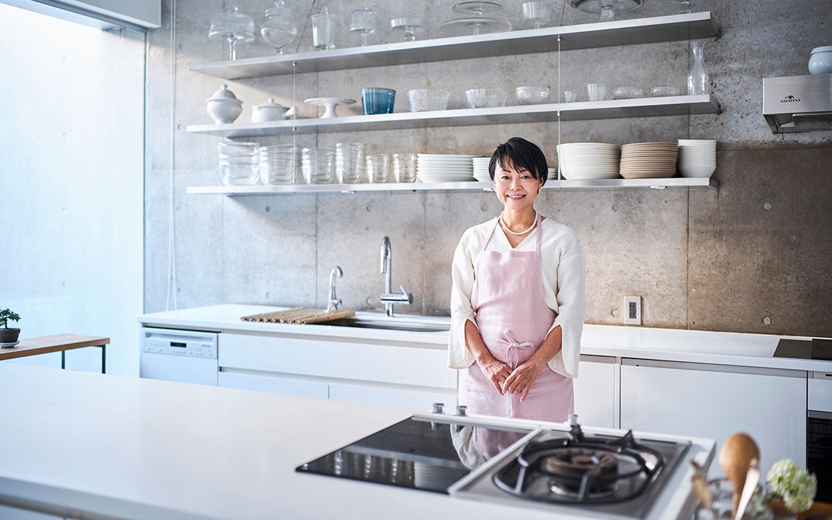 【料理家のキッチン】藤井恵さんの地下37畳スタジオ付き一戸建て。思春期の娘のストレスを救った“動線分離”の設計、器2000点を収める食器庫の全貌＆腸を整える「体にやさしい麹納豆」レシピも公開