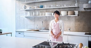 【料理家のキッチン】藤井恵さんの地下37畳スタジオ付き一戸建て。思春期の娘のストレスを救った“動線分離”の設計、器2000点を収める食器庫の全貌＆腸を整える「体にやさしい麹納豆」レシピも公開