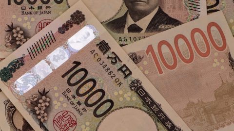 年末ジャンボ宝くじで「100万円」が当たった！ すでに払込済みだけど「税金」は払わなくて大丈夫？ 受け取りが自分だけなら問題ないの？