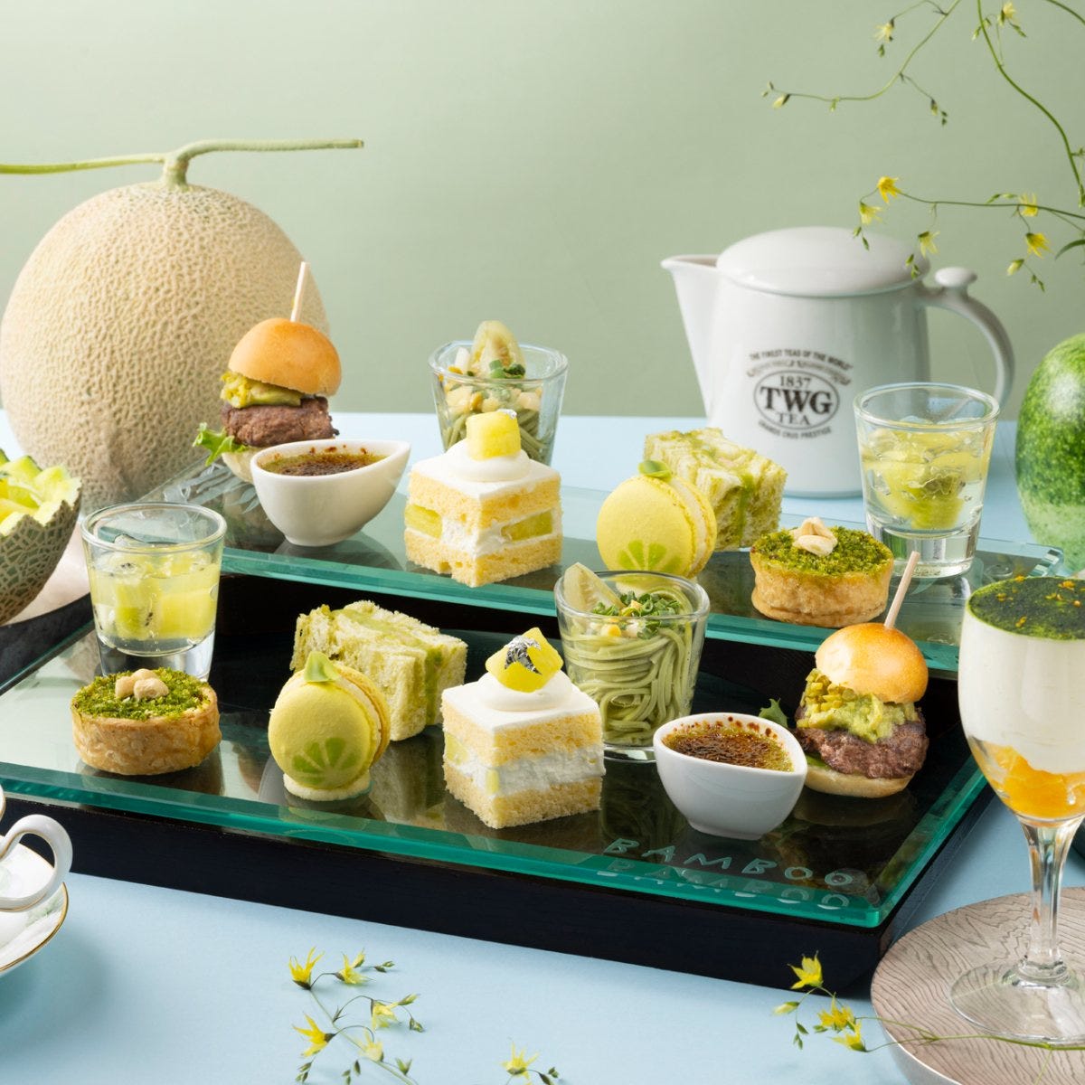シェラトン都ホテル東京の「メロンと抹茶のアフタヌーンティー」。抹茶と柑橘のティラミスやメロンのショートケーキなど多彩