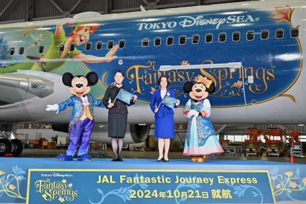 JAL、東京ディズニーシー新エリアの767特別機「Fantastic Journey Express」公開