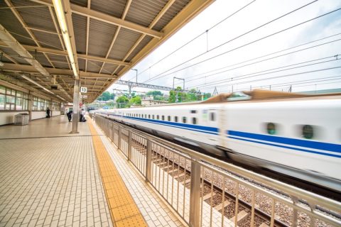 夏休みに夫婦で東京から金沢へ新幹線旅行を計画中！ 妻は「せっかくだからグランクラスに乗りたい」と言いますが、“グリーン車”と比べて片道いくら高くなるのでしょうか？ 料金差に見合う価値はありますか？