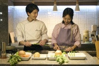 『今夜、秘密のキッチンで』第3話“あゆみ”木南晴夏、男性の転落事故の記事を見つける