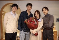 ドラマ『再会』竹内涼真、井上真央、瀬戸康史、渡辺大知の“同級生”4人が笑顔でクランクアップ