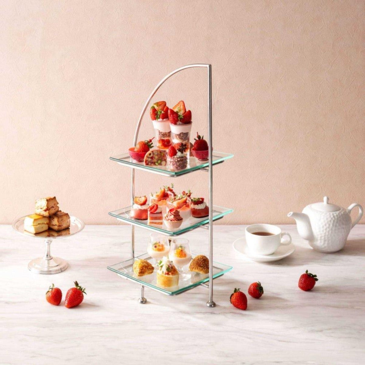 この冬、港町で非日常のひとり時間を。横浜ホテルのご褒美アフタヌーンティー5選。海に浮かぶラウンジやみなとみらい一望も