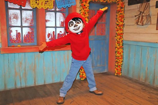 東京ディズニーシーで『リメンバー・ミー』のイベントが今年も開催！ミゲルのグリーティングや没入感満点の新デコレーションも