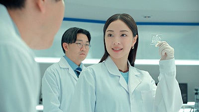 広瀬すず、オズワルドから「すず様」と呼ばれる理由を明かす息ぴったりな『AGC』新CMが公開