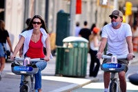 レオナルド・ディカプリオ、28歳モデル恋人とニューヨークで自転車デート