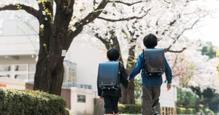 【比較】わが家は長男と三男が「8歳差」です。児童手当は「年子3兄弟」のほうが多くもらえるって本当ですか？ どのくらいの“差”になるのでしょうか？