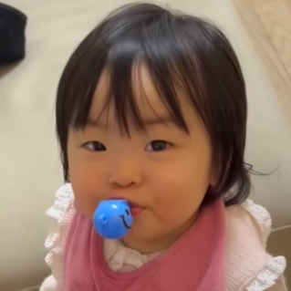 【最強の癒し動画】1歳児にパパが笛を吹かせてみたら…? うん、可愛いからオッケー♡