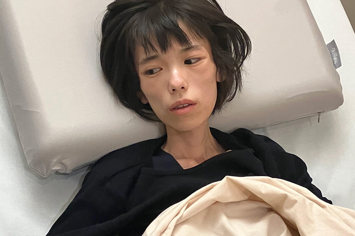 《独自》「抱きしめたら骨ばっていて」16歳少女が違法勾留と自白強要で体重20キロとなって“餓死”…母が訴える取り調べでの「セクハラ発言」