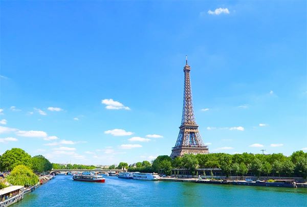 長い休みに行きたい旅先海外旅行の第1位はフランス、国内のトップは？