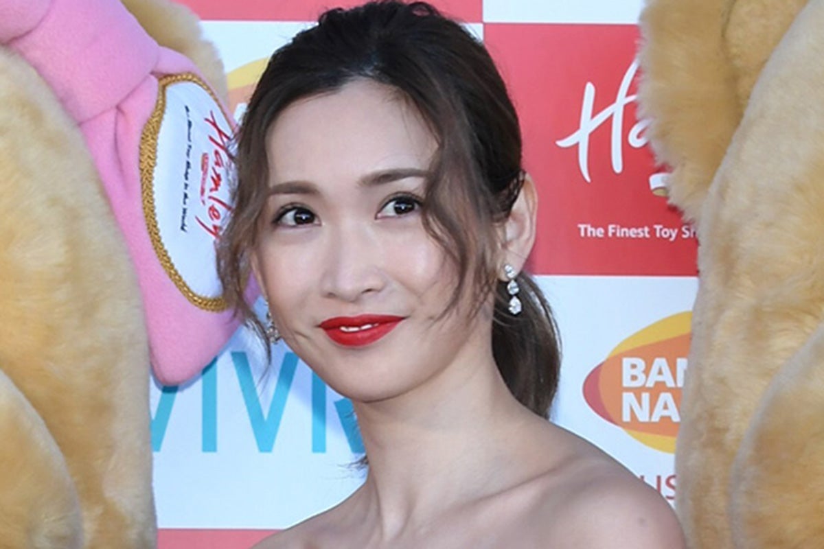 《“大胆”重ね着が話題》実業家タレント（39）前髪ぱっつんでイメージ一新！ “攻めたファッション”に賛否も…貫く“媚びないスタイル”