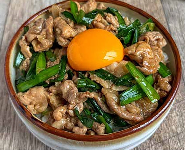 【材料3つまでで作る！】元気をチャージ！ スタミナ満点「オイみそ豚ニラ丼」