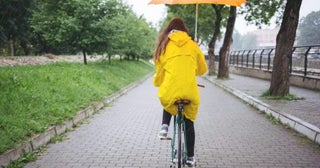 雨の日に、傘をさした状態で自転車を漕いでいる人。警察に見つかった場合、どれだけの罰金が発生する？