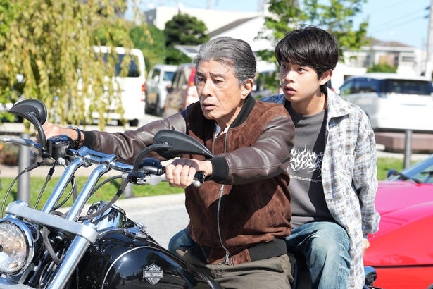 舘ひろしがハーレーに乗ってショットガンをぶっ放す！『免許返納!?』本編冒頭シーンをチラ見せ