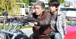 舘ひろしがハーレーに乗ってショットガンをぶっ放す！『免許返納!?』本編冒頭シーンをチラ見せ