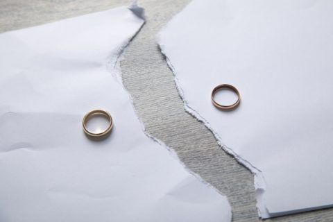 数年前に離婚し、子どもの養育費を毎月受け取っていました。先日、元夫が急逝したので、養育費がなくなることで生活が不安です。遺族年金などを受け取れるのでしょうか？