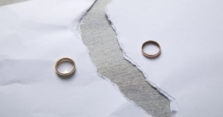 数年前に離婚し、子どもの養育費を毎月受け取っていました。先日、元夫が急逝したので、養育費がなくなることで生活が不安です。遺族年金などを受け取れるのでしょうか？