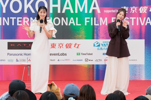 菅井友香＆中村ゆりか、強風のステージでトークショー手を取り合う姿に歓声上がる＜チェイサーゲームW 水魚の交わり＞